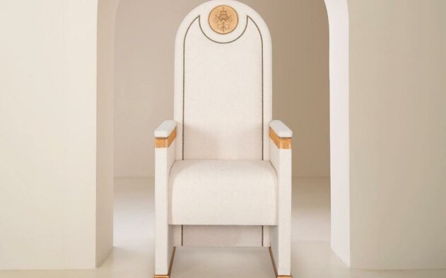 Antarte desenhou e produziu um cadeirão para o Papa Francisco