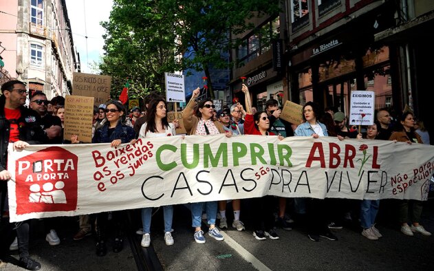 “Porta a Porta” entrega Petição com milhares de assinaturas pelo Direito à Habitação