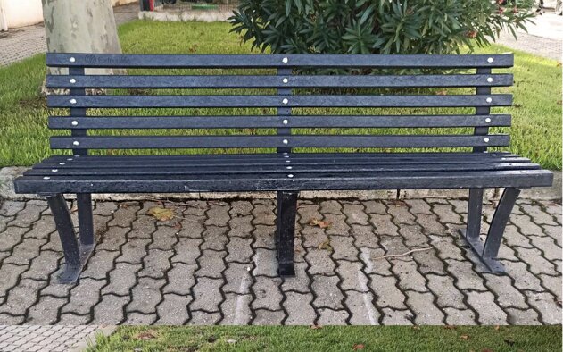 Mobiliário urbano feito a partir de cartões bancários expirados